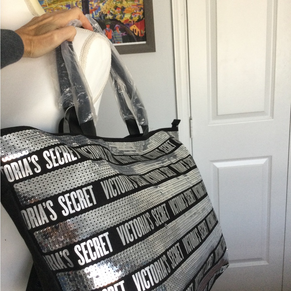 PRICE DROP! NWT Large Victoria's Secret Beach Bag & cosmetic bag - Picture 4 of 12